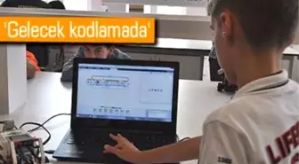 Robotlarla Kod Yazmayı Öğreniyorlar