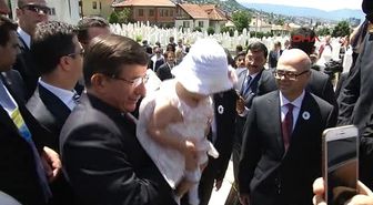 Davutoğlu, Kovaçi Şehitliği'ni ve İzzetbegoviç'in Kabrini Ziyaret Etti