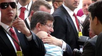 Başbakan Davutoğlu'na Cuma Namazı Çıkışı Çocukların İlgisi...