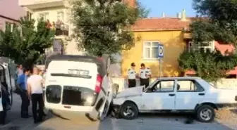 Polis Aracı ile Otomobil Çarpıştı: 3 Yaralı