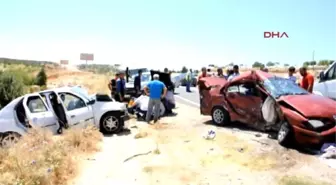 Adıyaman Besni'de Otomobiller Çarpıştı: 6 Yaralı