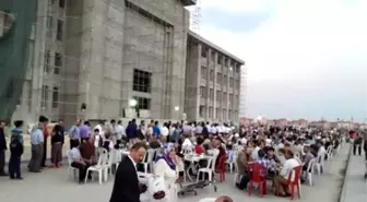 Kur'an Kursu İnşaatı Önünde İftar Yemeği