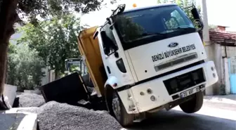 Pamukkale'de Zift Yüklü Kamyon Geçerken Yol Göçtü