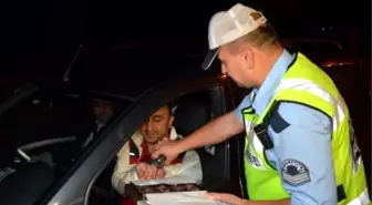 Polisten Sürücülere Çikolatalı Uyarı