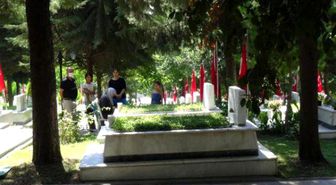 Şehitlikte Hüzünlü Bayram