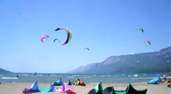 Adrenalin Tutkunlarının Adresi Akyaka Kitesurf Plajı