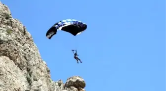 Karanlık Kanyon'da Base Jump Çılgınlığı