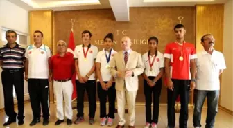 Dünya Şampiyonu Başarılı Sporculara Vali Çakacak'dan Ödül