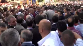 Yıldız ve Bahçeli'nin Camiden Çıkışı Sırasında Bazı Vatandaşlar Tepki Gösterdi