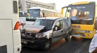 Antalya'da Tur Minibüsü Kırmızı Işıkta Bekleyen Araçlara Çarptı