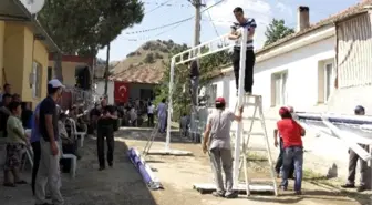 Salihli Şehidine Ağlıyor