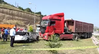 Tır Otomobili Biçti: 1 Ölü, 6 Yaralı