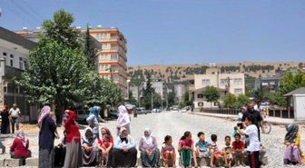 Asfalt İsteyen Mahalleli Caddeyi Trafiğe Kapattı