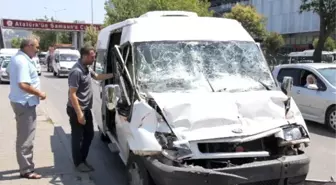 Minibüs Tır'a Çarptı: 1 Yaralı