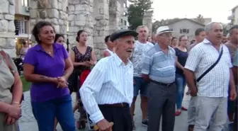 90'lık Ali Dede Elindeki Bastonuyla Suruç Saldırısını Kınadı