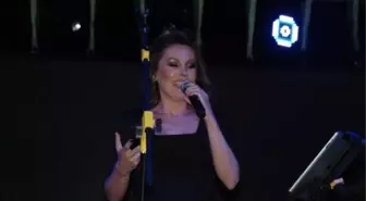 Funda Arar İneboluları Coşturdu