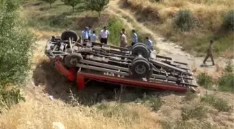 Malatya'da Arızalanan Aracı Taşıyan Çekici Devrildi: 6 Yaralı