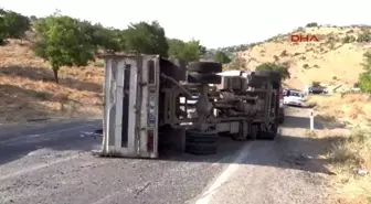 Besni'de Kamyonet Devrildi: 1 Ölü, 4 Yaralı