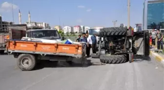 Traktör ile Minibüs Çarpıştı: 3 Yaralı