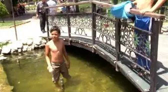 Edirne'de Çocuklar Süs Havuzuna Girerek Serinliyor