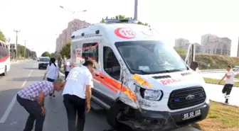 Ambulans ile Kamyonet Çarpıştı: 2 Yaralı