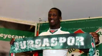 Bursaspor Luis Advincula'ya İmzayı Attırdı