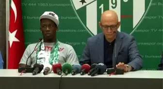 Luis Advincula Bursaspor'a 3 Yıllık İmza Attı