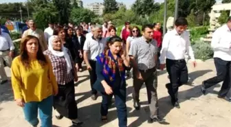 Hdp'lilerden Mardin Valiliği Önünde 13 Ypg'li Cenazesi İçin Eylem (2)