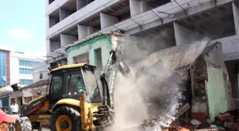 Paşayiğit Caddesi'ndeki Dükkanlar Yıkıldı