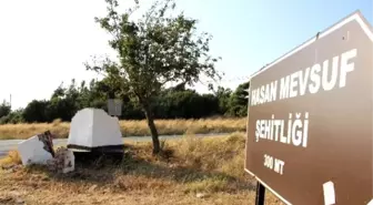 Şehitlik Kaidesine Otomobil Çarptı