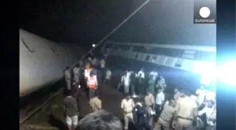 Hindistan'da İki Yolcu Treni Raydan Çıktı