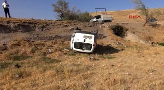 Adıyaman - Kamyonet ile Çarpışan Hafif Ticari Araç Devrildi: 4 Yaralı