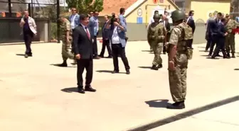 Davutoğlu, Dağ Hudut Karakolu'nu Ziyaret Etti