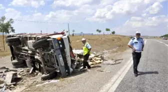 İnşaat Malzemesi Yüklü Kamyon Devrildi: 1 Ölü