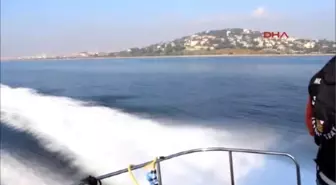 İzmir Denizin Ortasında Şambrellere ve Şişme Bota Tutunarak Yaşam Mücadelesi Veren 148 Kaçak Böyle...