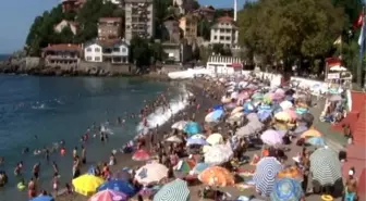 Sıcaktan Bunalan Vatandaşlar Plajlara Akın Etti