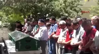Yüzünü Yıkamak İsterken Sulama Kanalına Düşerek Boğulmuş