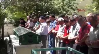 Yüzünü Yıkamak İsterken Sulama Kanalına Düşerek Boğulmuş
