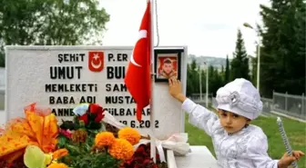 Şehidin Oğlu Sünnet Elbisesiyle Babasının Mezarına Koştu