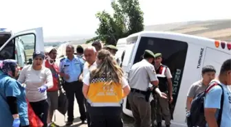 Turistleri Taşıyan Midibüs Devrildi: 20 Yaralı