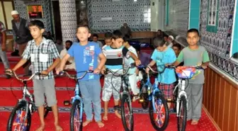 Başarılı Kur'an Kursu Öğrencilerine Bisiklet Dağıtıldı