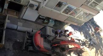 İzmir'de Kazı Yapan Kepçe Doğalgaz Borusunu Deldi