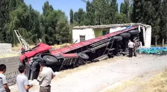 Kayseri'de Kömür Yüklü Tır Devrildi: 1 Yaralı