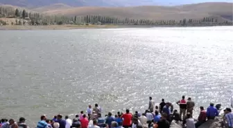 Piknikte Gölete Giren 2 Kişiden Biri Boğuldu, Diğeri Kayboldu (2)