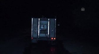Yol Kesen Teröristler Bir TIR'ı Ateşe Verdi