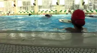 Yürümeyi 'Havuzda' Öğrendi