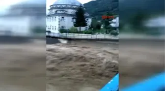 Rize? de Sağanak Yağış Etkili Oldu