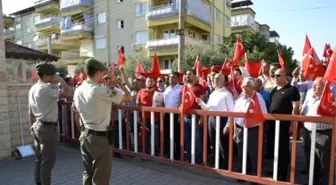 Astsubay Bayrağı Öperek Aldı