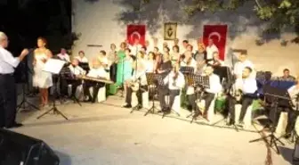 Burhaniye'de Körfez Gönül Dostları 1500 Kişiye Konser Verdi