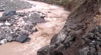 Sel Nedeniyle Köy ve Mezra Yolları Ulaşıma Kapandı